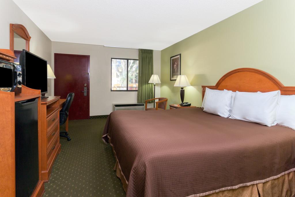 Howard Johnson By Wyndham Tallahassee Exterior foto